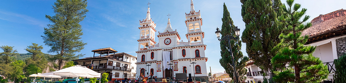 Foto de la Iglesia de San Cristóbal y sus jardines cercanos en el centro de Mazamitla, Jalisco
